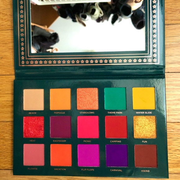 Ace Beauté "Nostalgia" eyeshadow palette - Picture 2 of 4